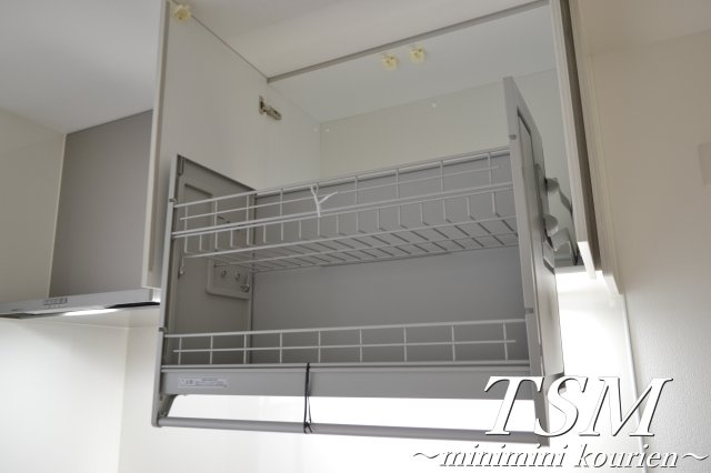 クリエオーレ萱島東のキッチン|キッチン上の昇降式のラック