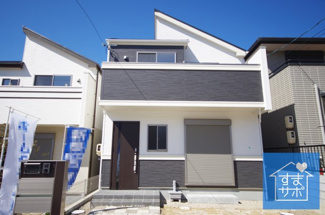 【外観】 | 2号棟　現地（2019年3月）撮影
堂々完成しました！即入居可能♪
土地面積175.84㎡（53.19坪）。
駐車並列2台可能。 