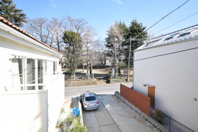 【展望】 | 藤が岡３丁目　築浅中古戸建 | ベッドルーム①からの東側眺望です。カースペースで抜けているので風通しも良いです。