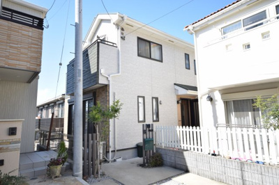 【外観】 | 藤が岡３丁目　築浅中古戸建 | 築３年半のキレイな中古戸建です。車２台駐車可能！西側はひな壇につき、陽当たり・眺望良好です。