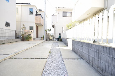 【駐車場】 | 藤が岡３丁目　築浅中古戸建 | カースペース２台分あります！普通車でも余裕で２台置けます。