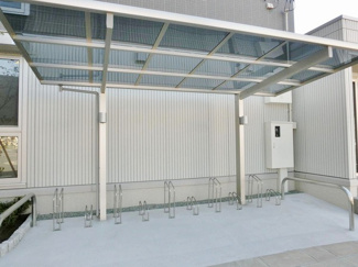 【その他共用部分】 | 屋根付きの駐輪場で雨が降っても大切な自転車が濡れなくてすみますね♪自転車はちょっとした移動手段に便利ですよね！