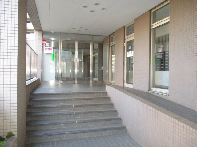 カムザ・スクエア八千代緑が丘エスタシオン１１階　八千代市緑が丘１丁目　中古マンション　のエントランス|スロープもある、清潔なエントランスです