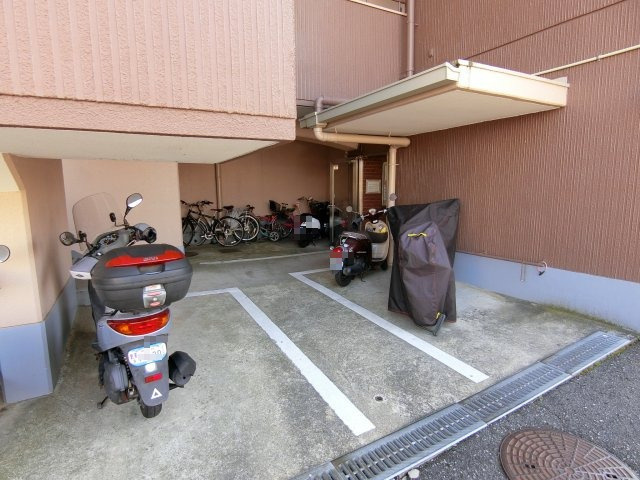 ネオハイツ垂水のその他共用部分|バイク置き場もあります