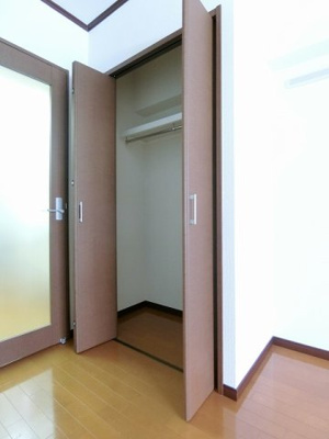 【収納】 | サジテリアス・ワイ | 洋室7.5帖のお部屋にあるクローゼットです♪大切なお洋服もしわにならないようにハンガーがけができます☆