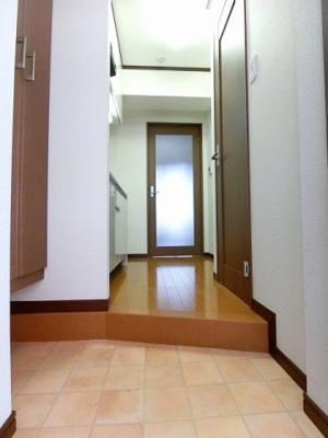 【玄関】 | サジテリアス・ワイ | 玄関から室内への景観です！キッチンの奥に洋室7.5帖のお部屋があります♪
