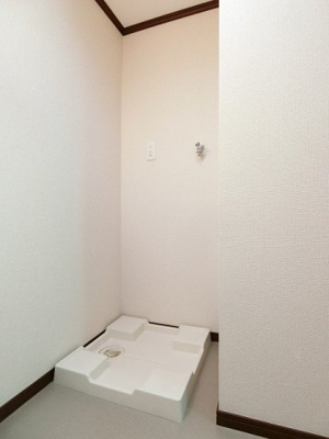 【洗面所】 | サジテリアス・ワイ | 洗面所内、シャンプードレッサー横にある室内洗濯機置き場です♪防水パンが付いているので万が一の漏水にも安心です！