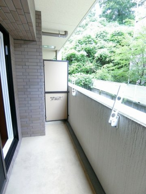 【バルコニー】 | サジテリアス・ワイ | バルコニーは西向きです♪お昼から夕方に日が入ってきますよ～！気分転換をするのにもおすすめです☆