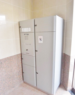 【その他共用部分】 | サジテリアス・ワイ | 共用エントランスには宅配BOXがあるので荷物の受け取りもスムーズに♪再配達を依頼する手間が省けます☆