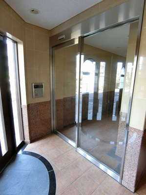 【エントランス】 | サジテリアス・ワイ | 防犯対策に有効なオートロック付きのエントランスです！一人暮らしの方も安心ですね♪