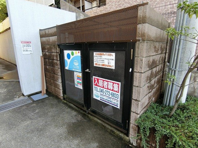 【その他共用部分】 | サジテリアス・ワイ | 敷地内ごみ置き場でごみ出しもらくらく～♪忙しい社会人さんや学生さんにもうってつけ！