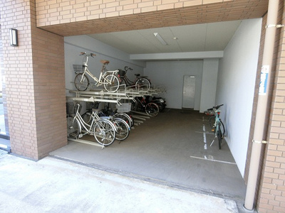 【その他共用部分】 | サジテリアス・ワイ | 屋内駐輪場で雨が降っても大切な自転車が濡れなくてすみますね♪バイク置き場も完備しています！自転車やバイクがあれば通勤・通学、お買い物にも便利☆
