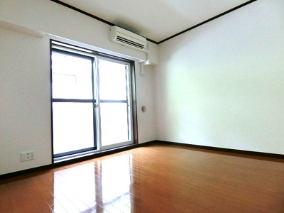 【洋室】 | サジテリアス・ワイ | 西向き洋室7.5帖☆バルコニーに繋がるお部屋です！エアコン付きで1年中快適に過ごせますね☆