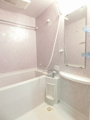 【浴室】 | サジテリアス・ワイ | 浴室暖房乾燥機付きのバスルーム♪雨の日のお洗濯にも便利な物干しバー完備です！お風呂に浸かって一日の疲れもリフレッシュ☆