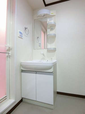 【独立洗面台】 | サジテリアス・ワイ | 洗髪洗面化粧台で忙しい朝にも寝癖の付いた頭にも優しい☆お化粧するときにも大活躍です♪