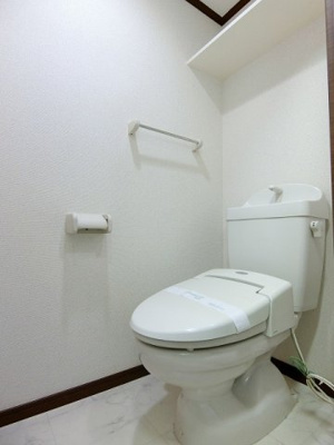 【トイレ】 | サジテリアス・ワイ | トイレは温水洗浄便座♪人気のバストイレ別です♪上部にはトイレットペーパーなどの小物を置ける棚付き♪横にはタオルを掛けられるハンガーもあります♪