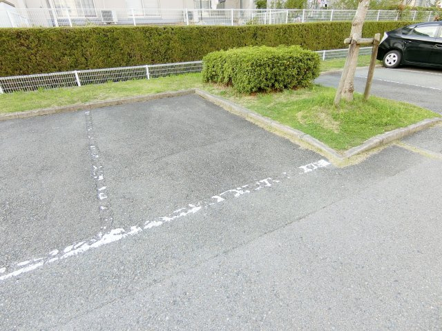 ウエル・メロード狩場台第3 20号棟　2階部分の駐車場|駐車場も目の前で角区画なので車庫入れしやすいです