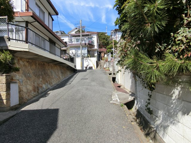 神戸市垂水区舞子坂２丁目の中古一戸建の前面道路含む現地写真