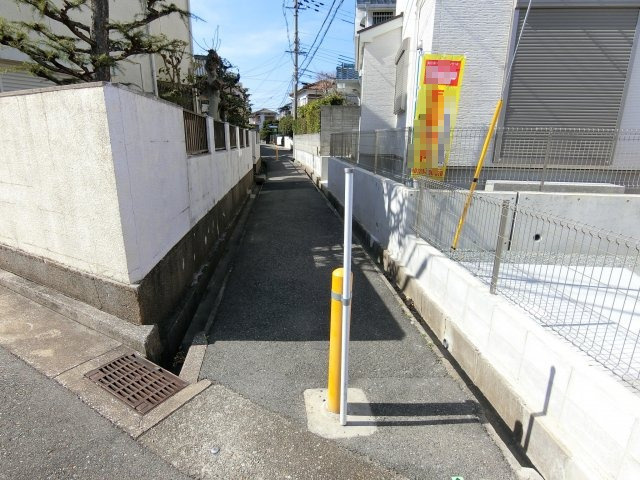 神戸垂水区南多聞台3期1号棟の前面道路含む現地写真