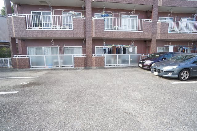 インペリアル中田の駐車場