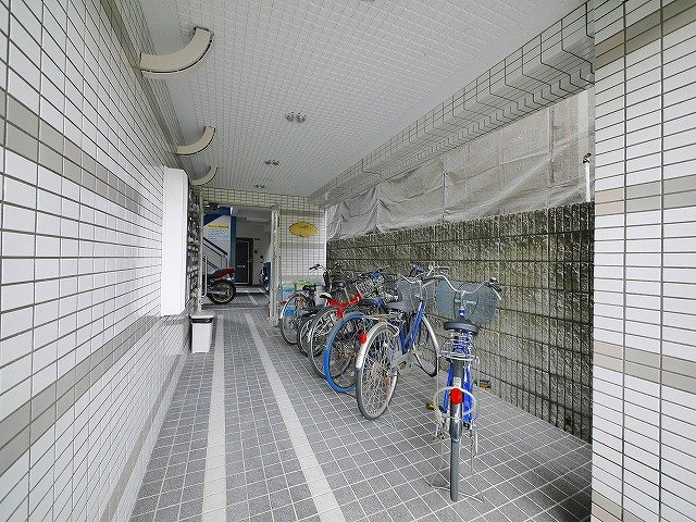 シティパレス川之上町のその他共用部分|自転車を置いて頂けるスペースがございます。