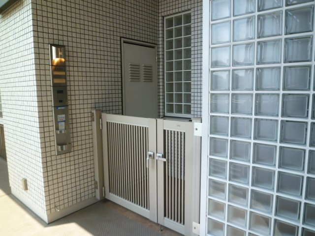 ロイヤルパークスなんばの玄関