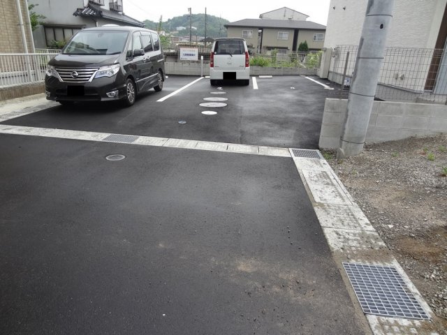 カシータ西条東の駐車場