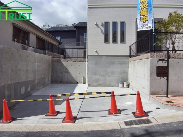 塩屋町新築戸建の駐車場|並列で２台駐車できます。