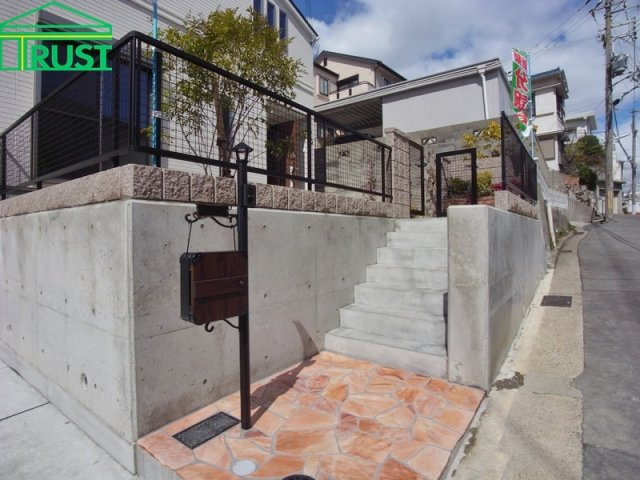 塩屋町新築戸建の前面道路含む現地写真|玄関までのアプローチです。タイルがお洒落ですね。



