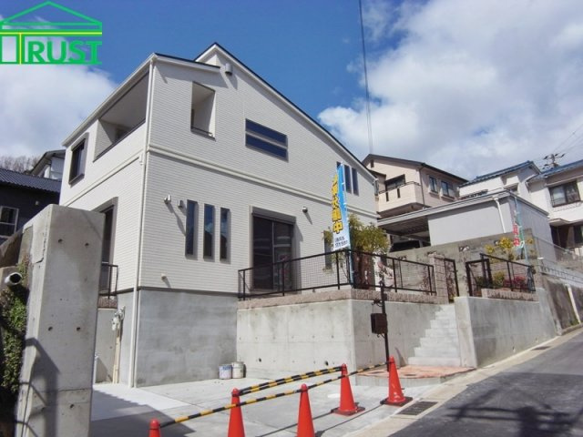 塩屋町新築戸建の外観|南向きの明るい物件です、駐車場も庭もある53坪のゆったり物件です。