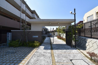 【エントランス】 | JR京浜東北線「根岸」駅徒歩9分・「山手」駅徒歩18分と2駅利用可能な好立地！