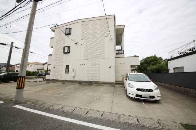 プラージュKの駐車場