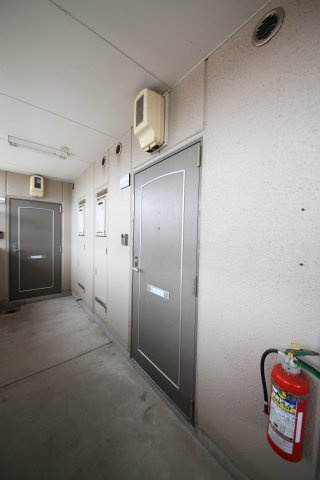 プラージュKのエントランス