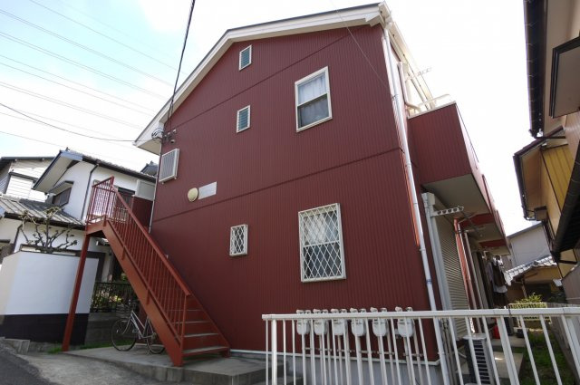 クリムゾンハウスの外観|レトロな赤がかわいい！駅まで徒歩６分の立地！