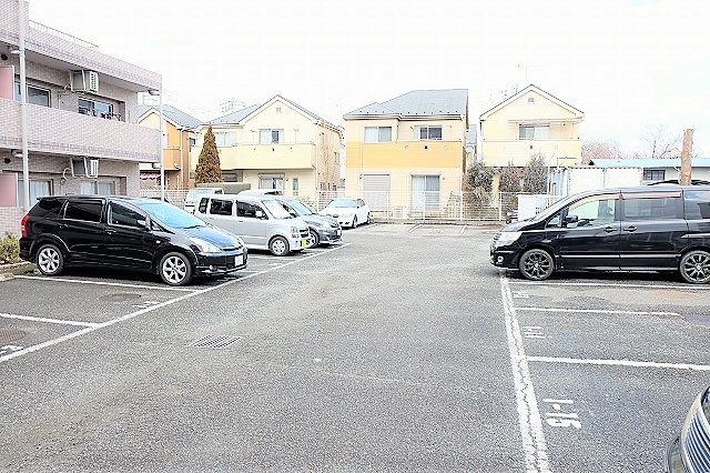 グランドヒルズ弐番館の駐車場