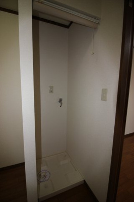 【設備】 | サンクチュアリーコープ | 室内洗濯機置き場有ります！　ロールカーテンが付いているので、来客を気にしなくても大丈夫ですよ！