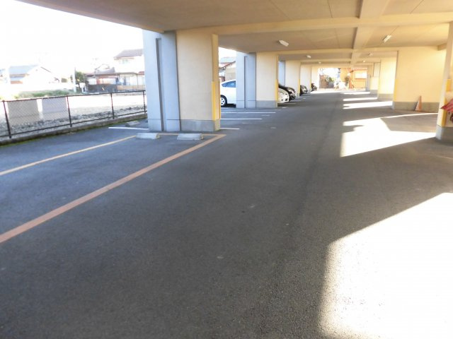 ルミネス１番館の駐車場