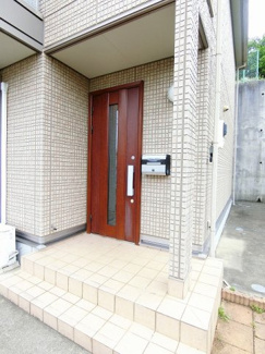 【エントランス】 | あると嬉しい玄関ポーチが付いています♪雨の日に濡れずに傘をさせて便利です♪