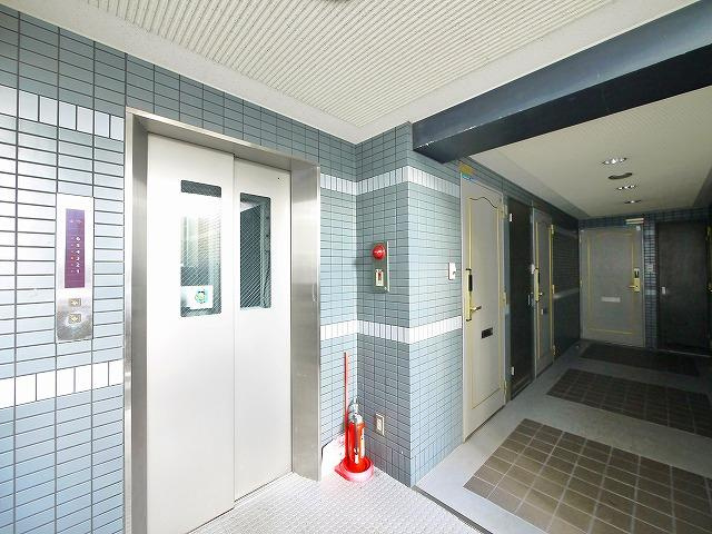 西本ビル（川原城町）のエントランス|清潔な建物内部です