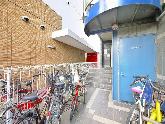 西本ビル（川原城町）のその他共用部分|落ち着いたマンション入り口です
