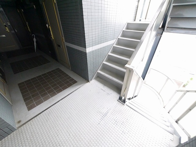 西本ビル（川原城町）のエントランス|昇降階段