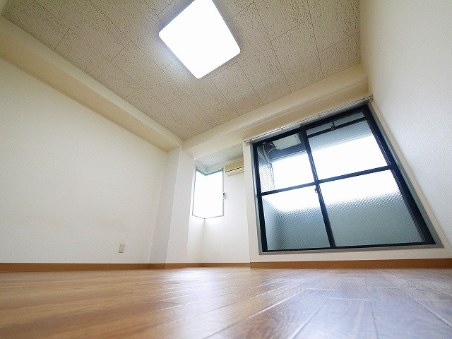 西本ビル（川原城町）の寝室|落ち着いて過ごせるお部屋なので、寝室にいかがでしょうか