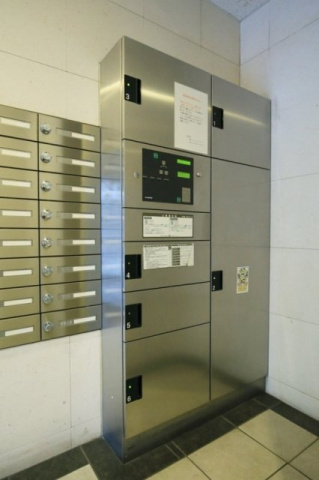 プレール・ドゥーク文京本駒込のエントランス|宅配ボックス