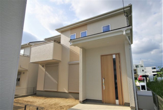 【外観】 | 4号棟　現地（2019年5月）撮影
堂々完成しました！即入居可♪
敷地面積145.87㎡（44.13坪）。
駐車2台可能。