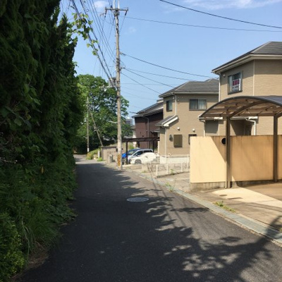 【前面道路含む現地写真】 | 大津市衣川1丁目22-74　中古戸建 | 北西側の道路（南西側から）