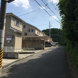 【前面道路含む現地写真】 | 北西側の道路（北東側から）