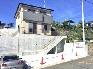 【外観】 | 陽当たり・通風良好な駐車場付き一戸建てです