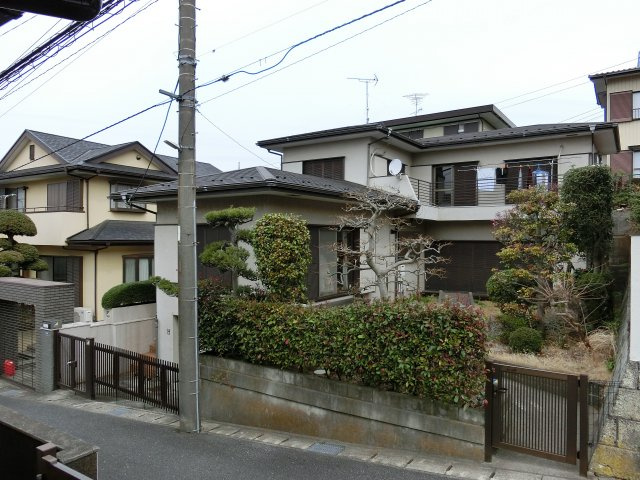 花見川区柏井１丁目　中古戸建　土地は６０坪の外観|花見川区柏井１丁目　お手頃、中古戸建情報　土地約６０坪　広ーいお庭付　地下車庫（電動シャッター付き）