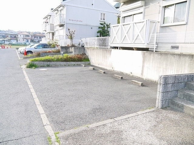 サンセットローズBの駐車場|駐車場完備です