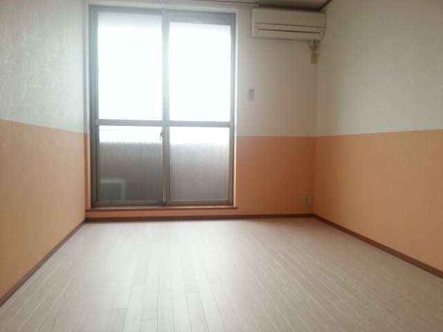 コンフォート津田沼の居間・リビング|６帖の洋室です。